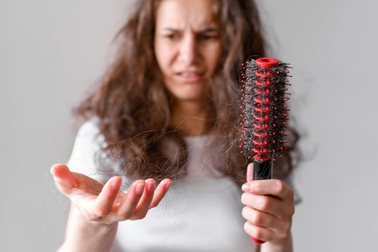 ¿Por qué se cae el cabello? Soluciones naturales para fortalecerlo